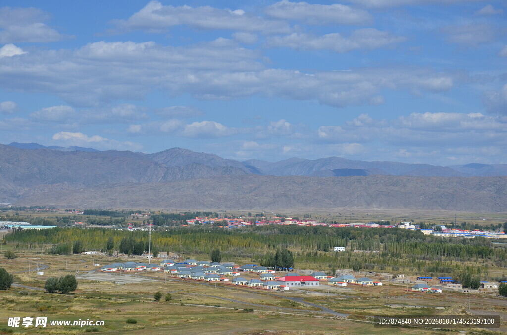 广阔平原上的多彩城镇景观