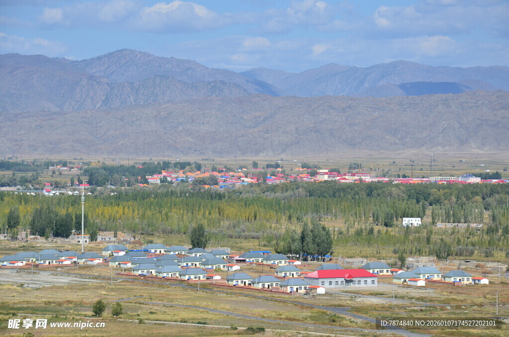 草原上的多彩村落景观