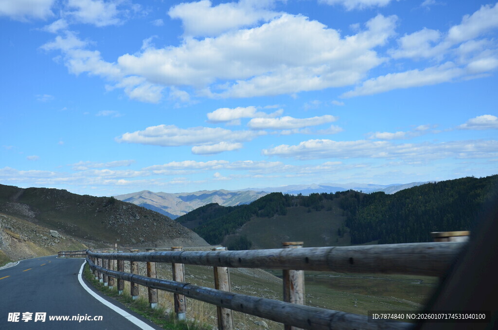 蜿蜒公路旁的山景风光