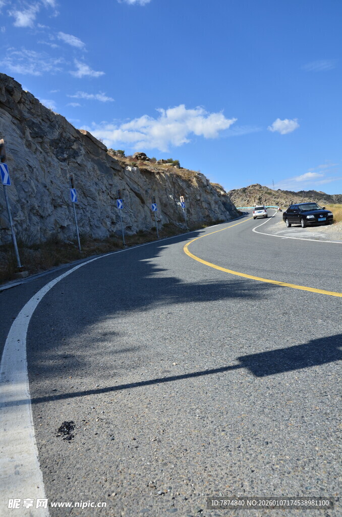 蜿蜒公路上的行驶车辆