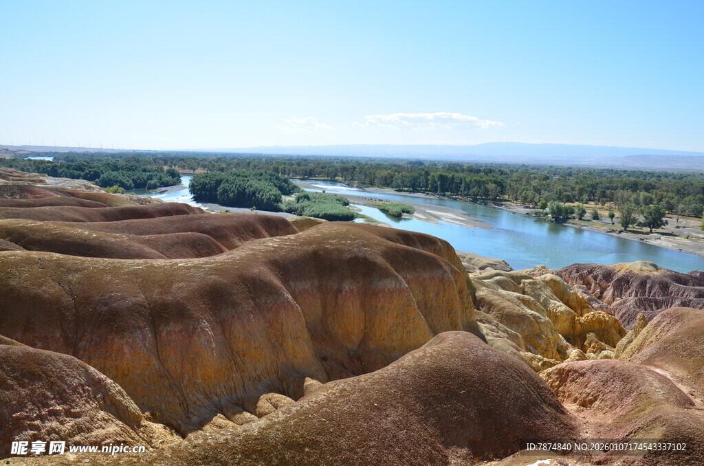 五彩山丘旁的河流风光