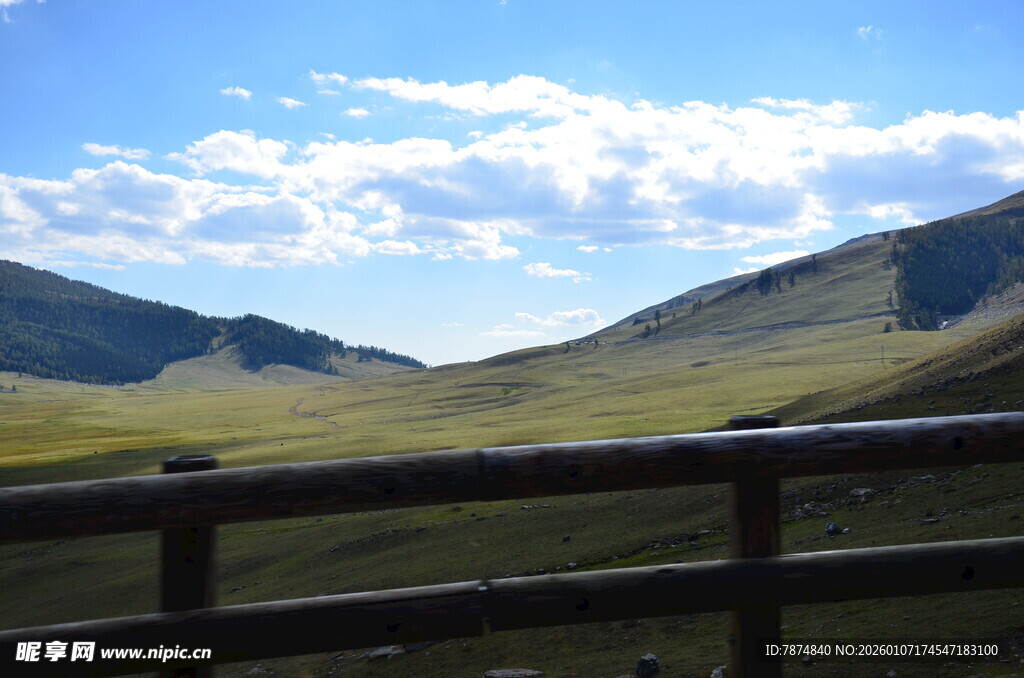 草原风光与远处山峦