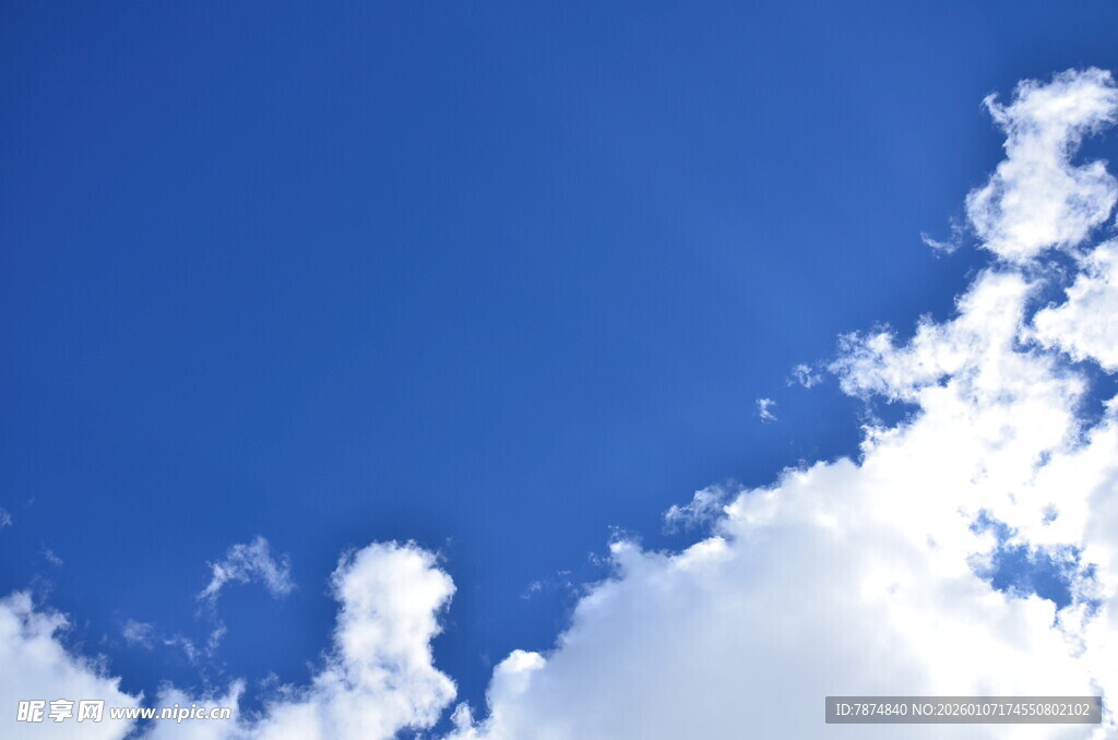 晴朗蓝天中的蓬松白云