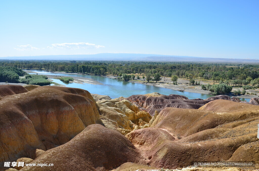 五彩山丘旁的静谧湖泊