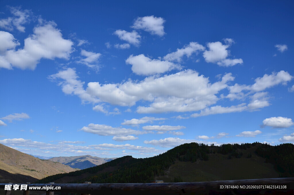 蓝天白云下的青山美景