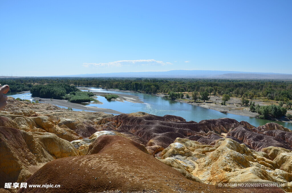 五彩山丘旁的静谧湖泊