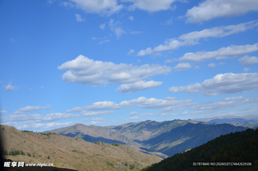 蓝天白云下的连绵山峦