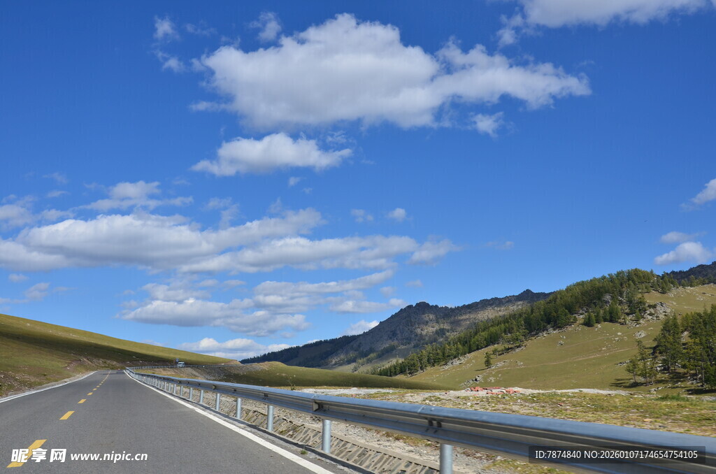 蜿蜒公路旁的美丽山景