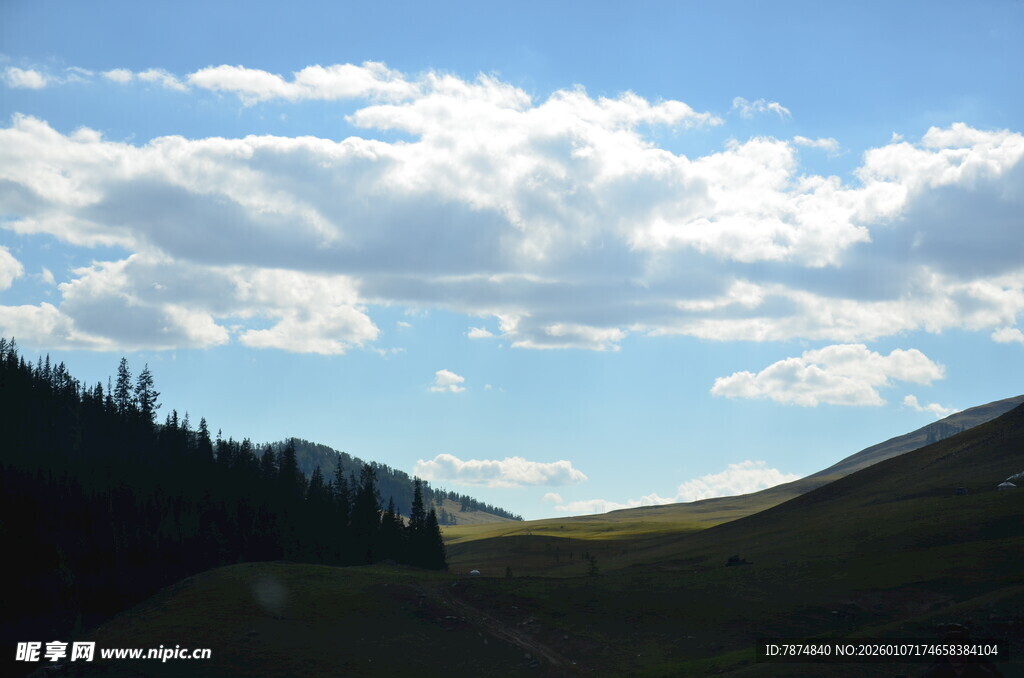 山间蓝天白云美景