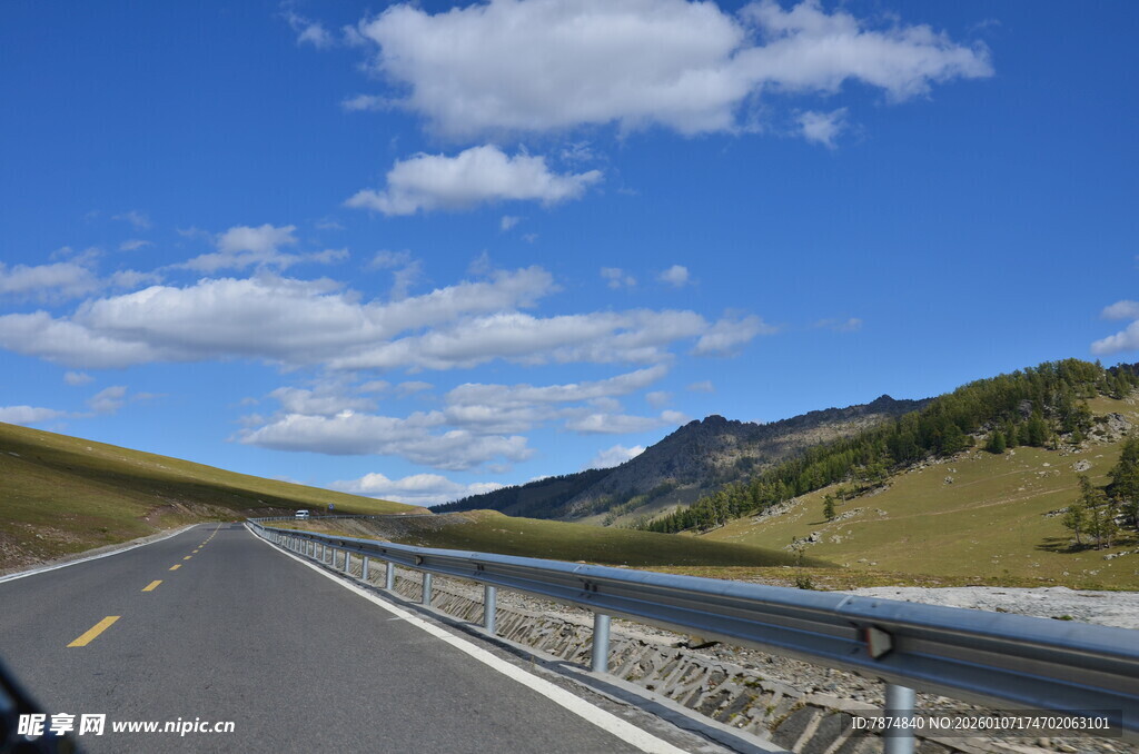 蜿蜒公路穿行于青山蓝天
