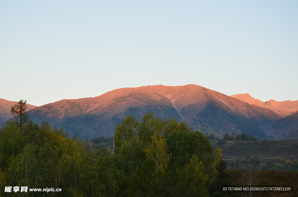 夕阳下的山峦与葱郁树木