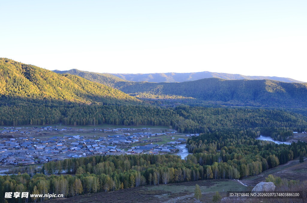 山间小镇秋日风光
