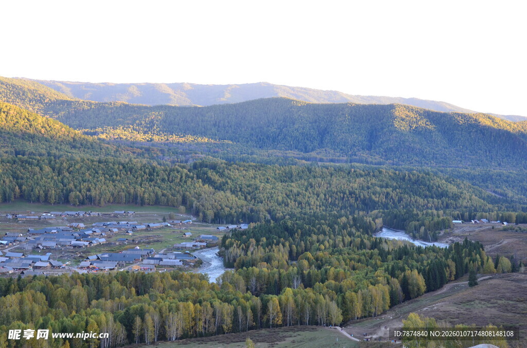 山间村落秋景 林木环绕