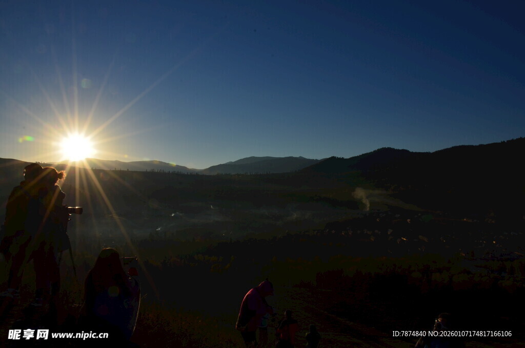日出时分的壮丽山间景象