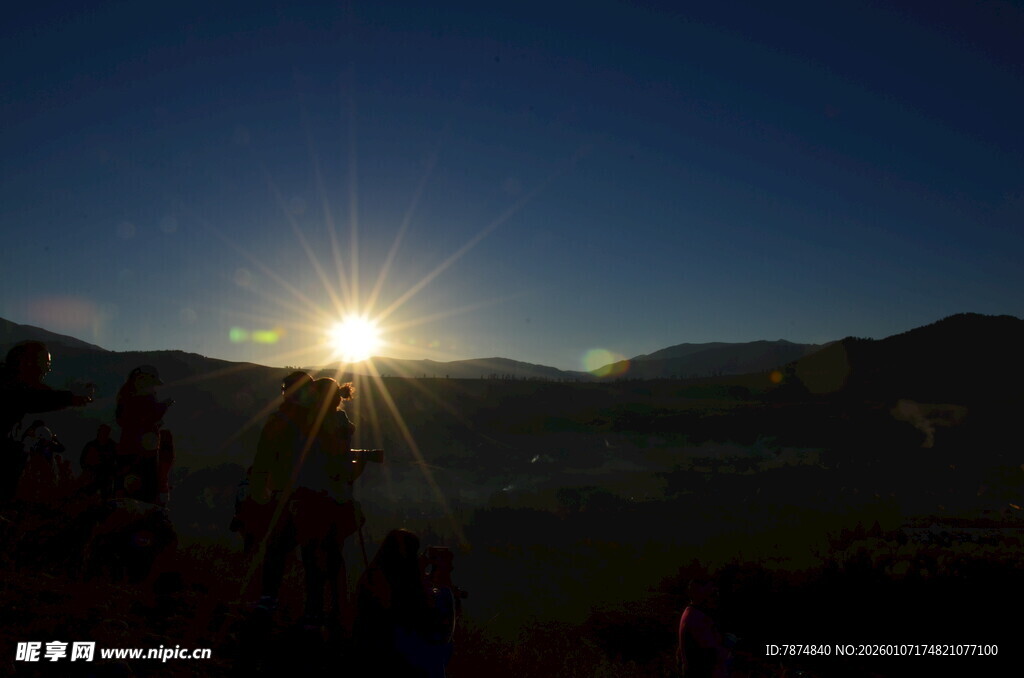 日出时分的山峦美景