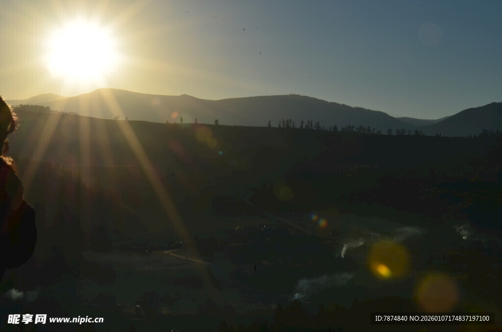 夕阳下的山间身影