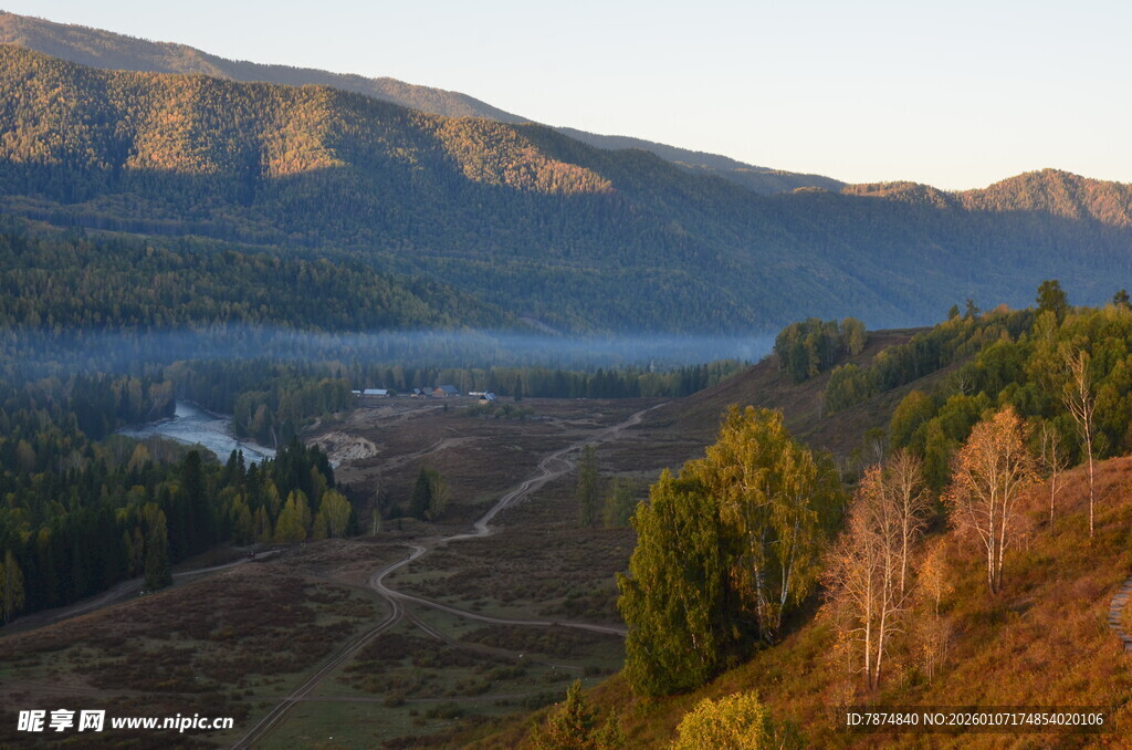 山间晨曦下的多彩景致
