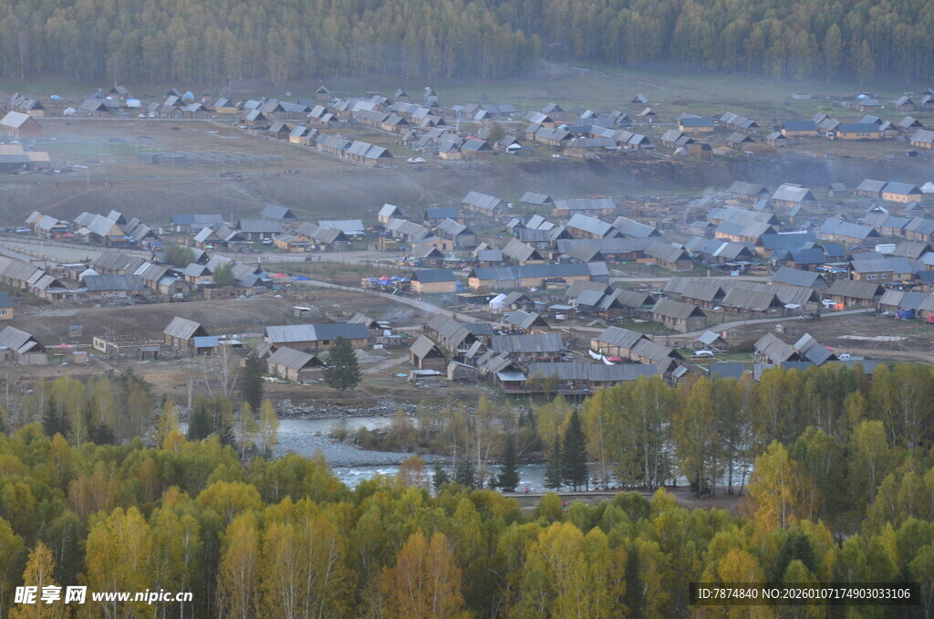 秋日山林环绕的静谧村落