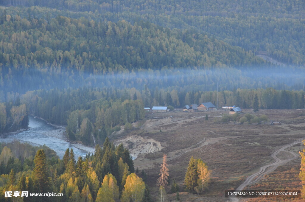 秋日山林间的静谧河谷