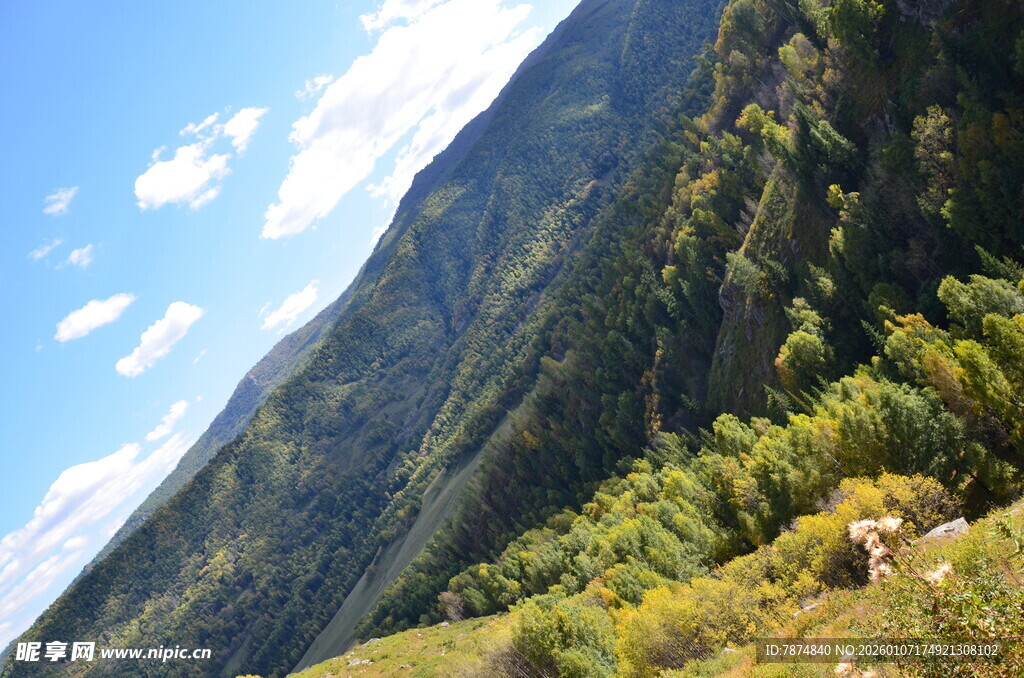 青山葱郁间的壮美山景