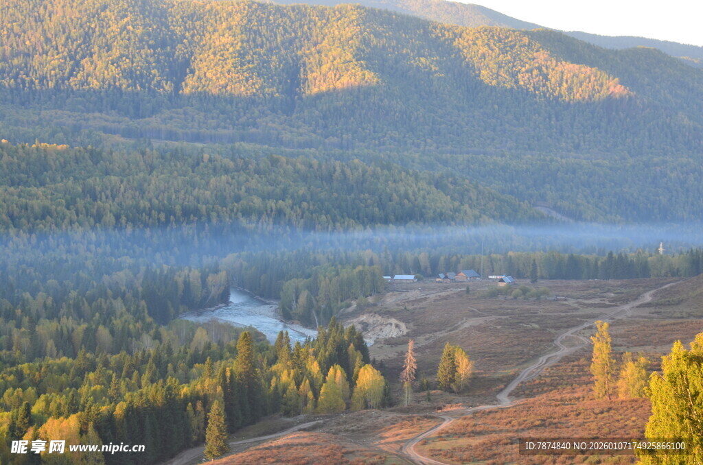 秋日山林河谷美丽风光