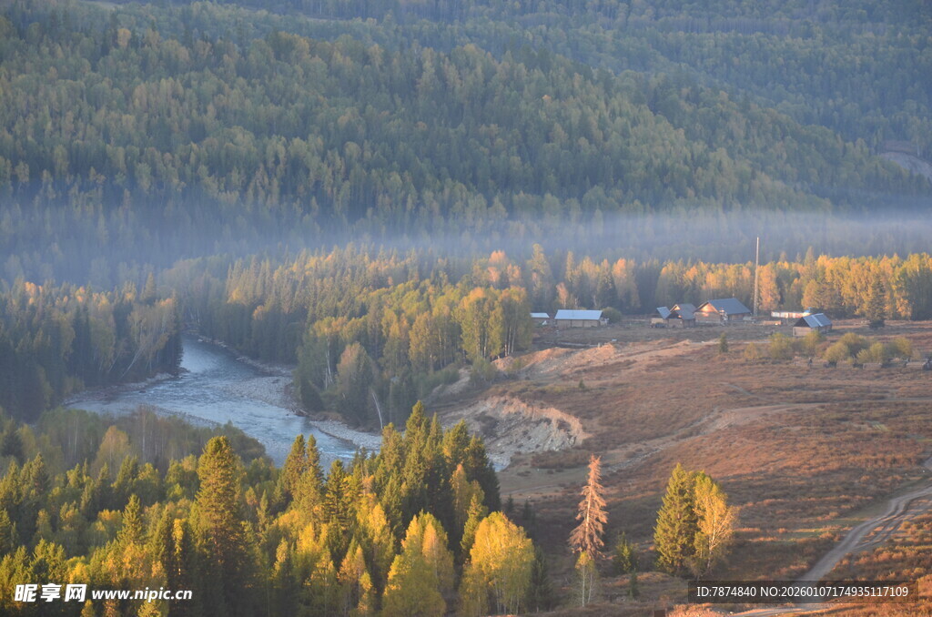 秋日山林间的蜿蜒河流