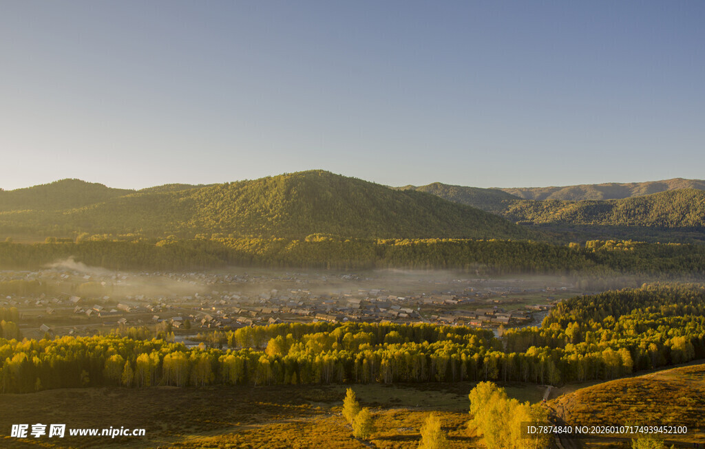 秋日晨雾中的山林美景