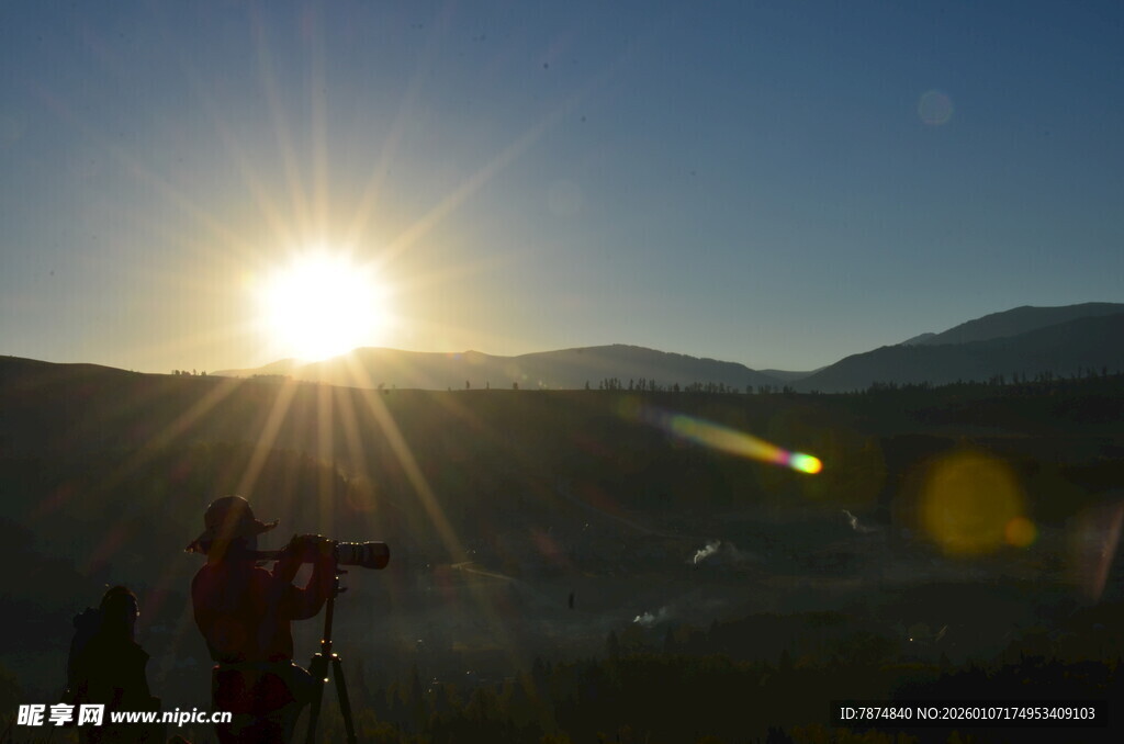 日出时的摄影者与壮丽山景