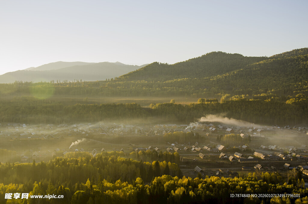 山间晨雾中的美丽村落