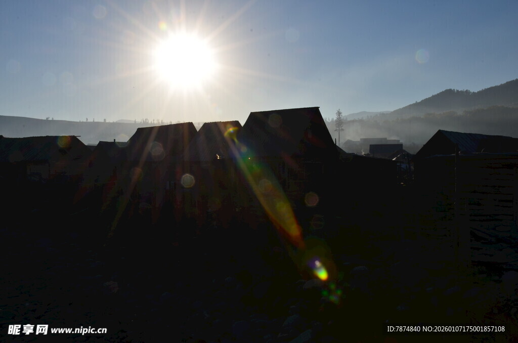 日出下的古老建筑轮廓