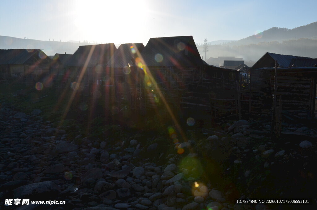 日出照耀下的山间村落