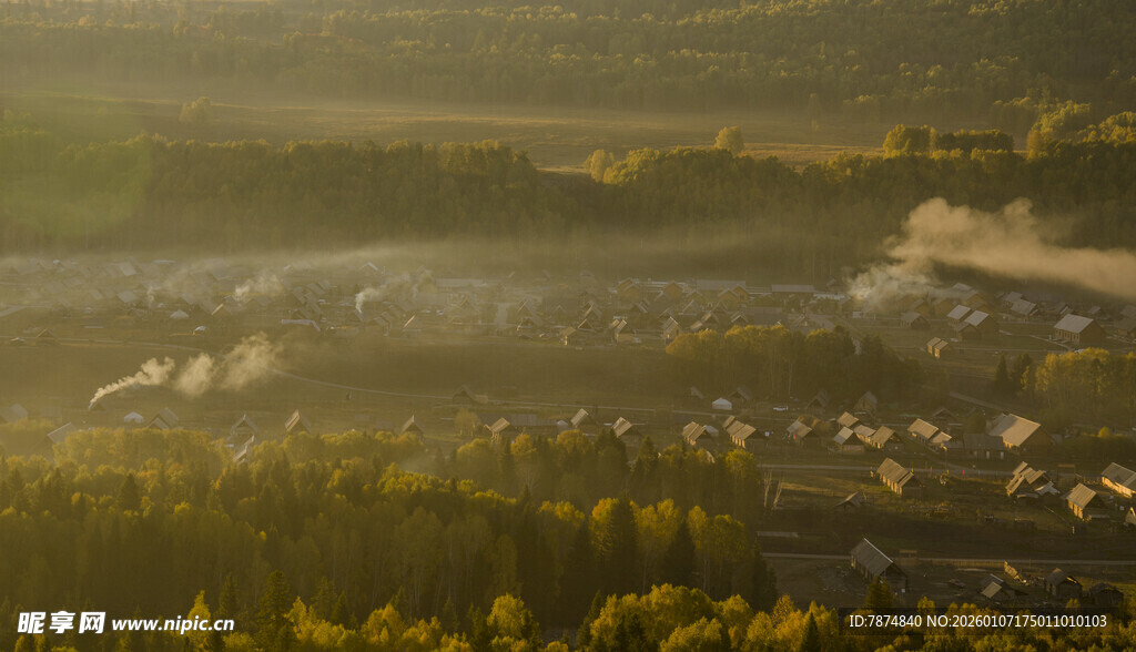 秋日晨景下的静谧村庄