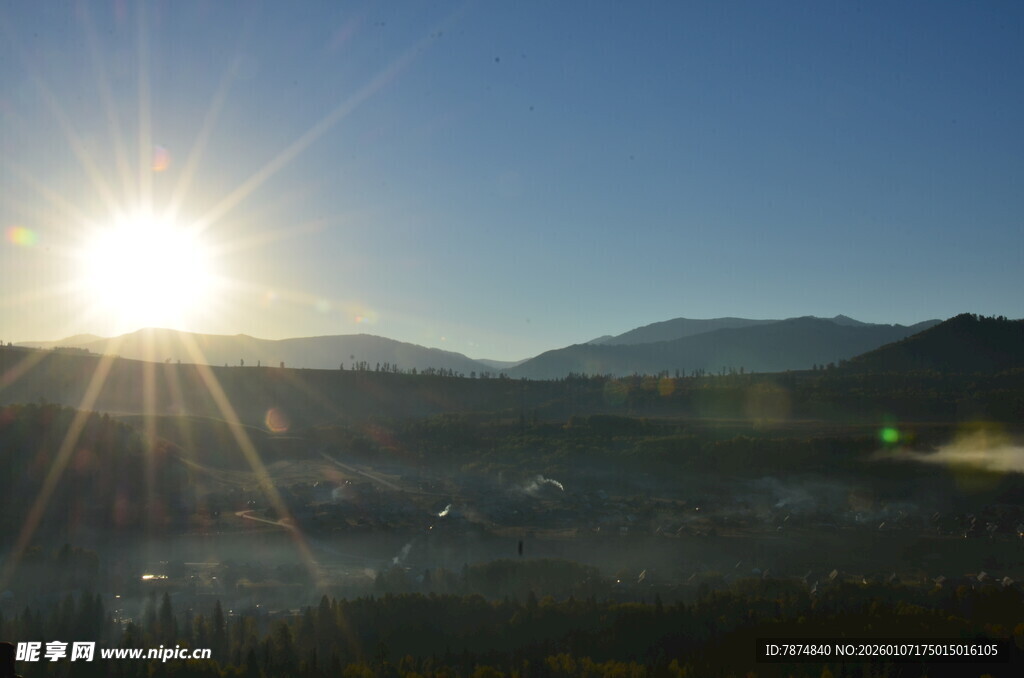 日出映照下的山峦美景