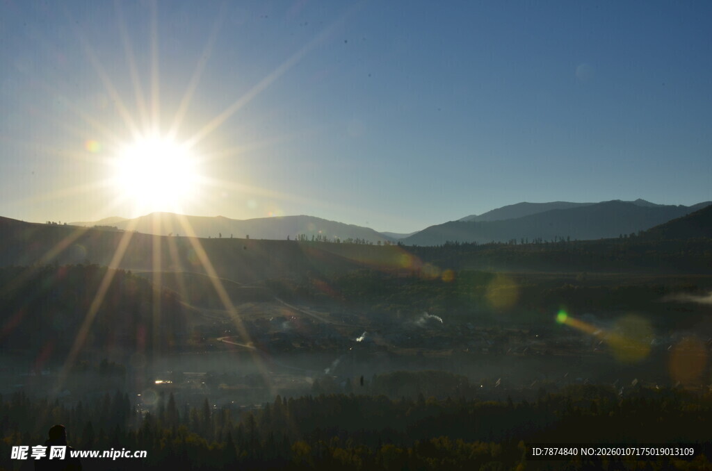 日出时分的壮丽山景
