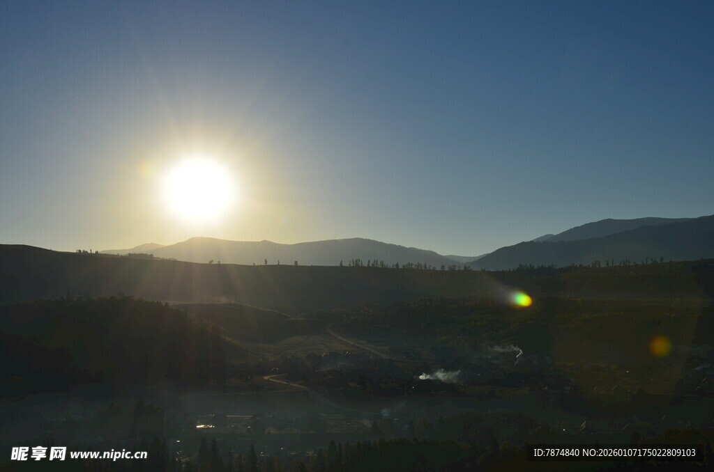 日出时分的山间景色