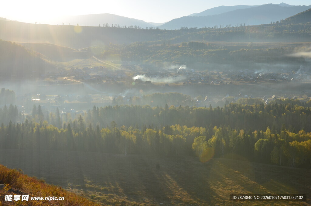 山间晨景 雾霭中的美丽风光