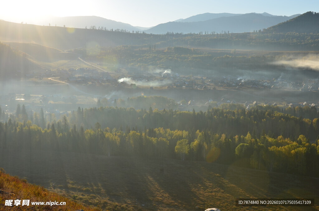 山间晨景 阳光洒落山林