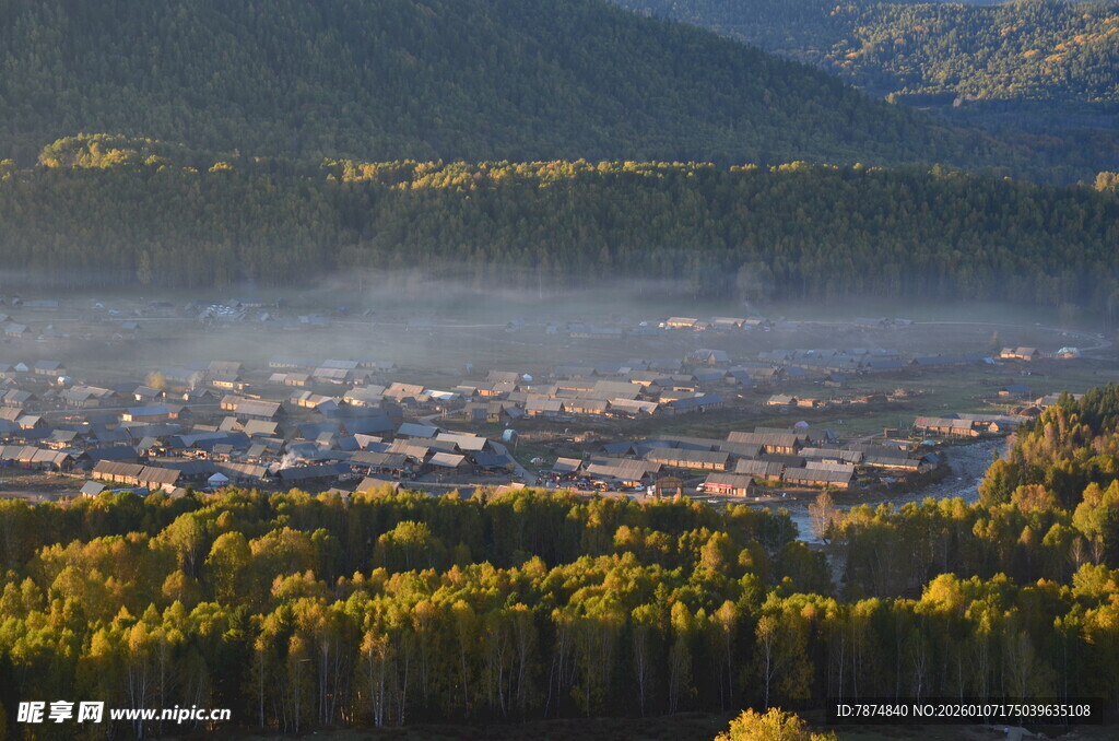 山间晨雾中的多彩小镇