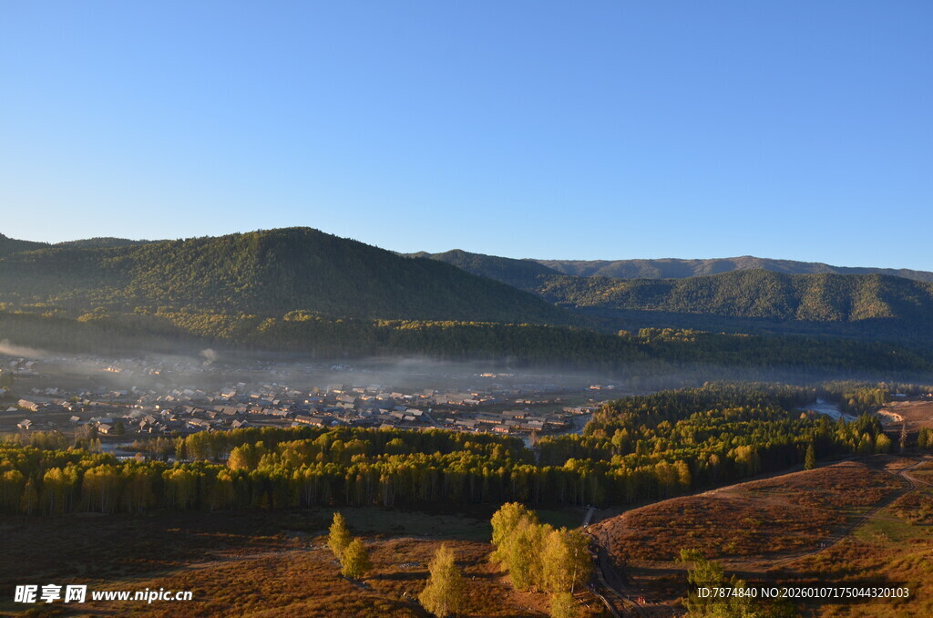 秋日山间晨雾美景