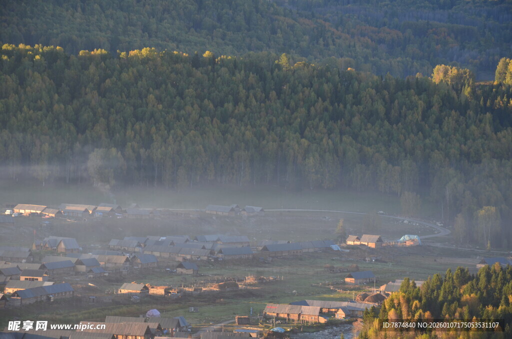 晨雾中的山村美景