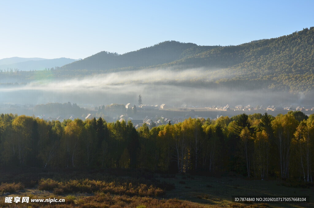 秋日山林晨雾美景