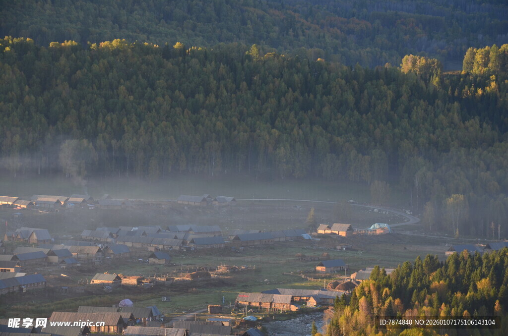 山间晨雾中的宁静村落