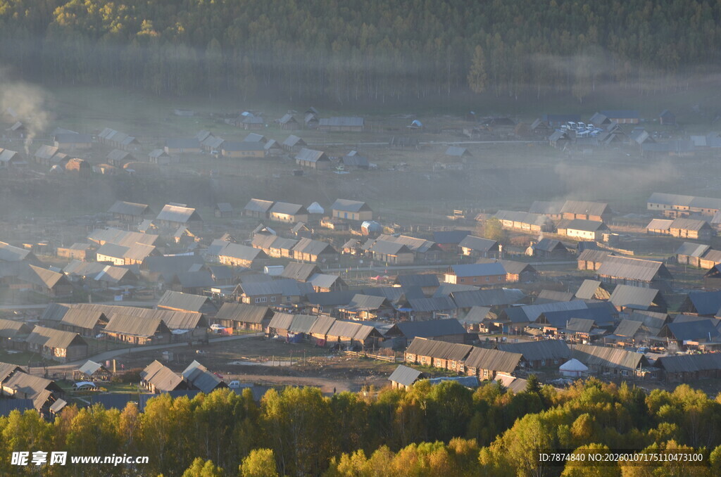 秋日晨雾中的宁静村落