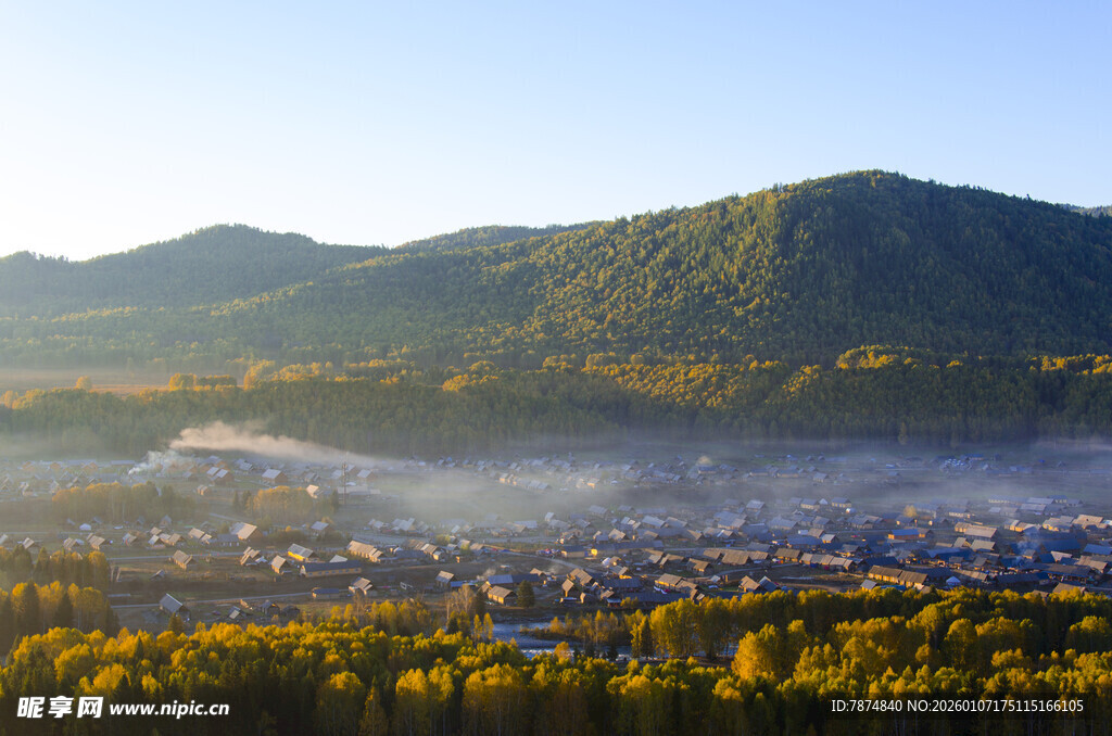 山间晨景中的美丽城镇