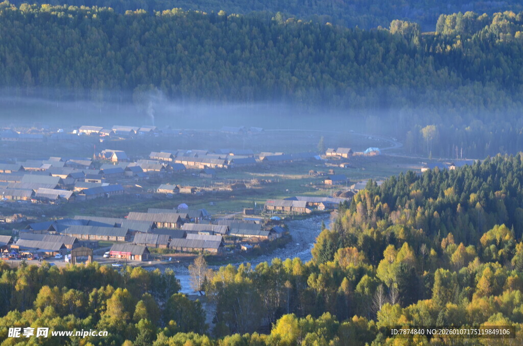 山林环绕中的静谧城镇