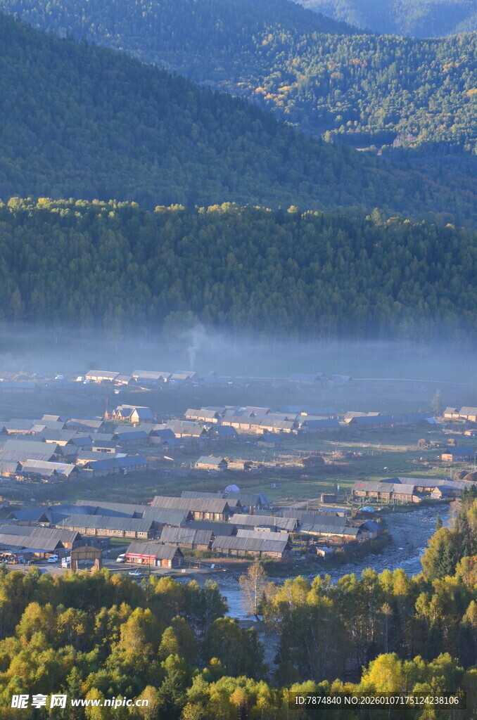 山间静谧村落绿意环绕