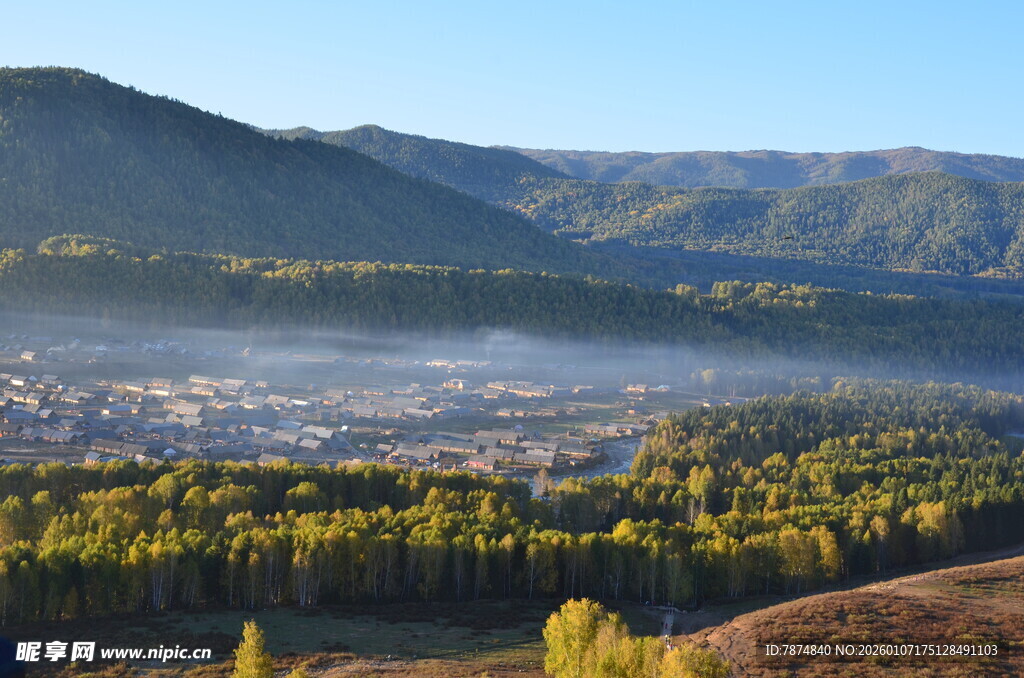 山间晨雾中的多彩树林景观