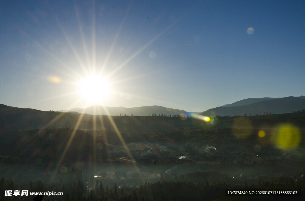 日出时分的壮丽山景