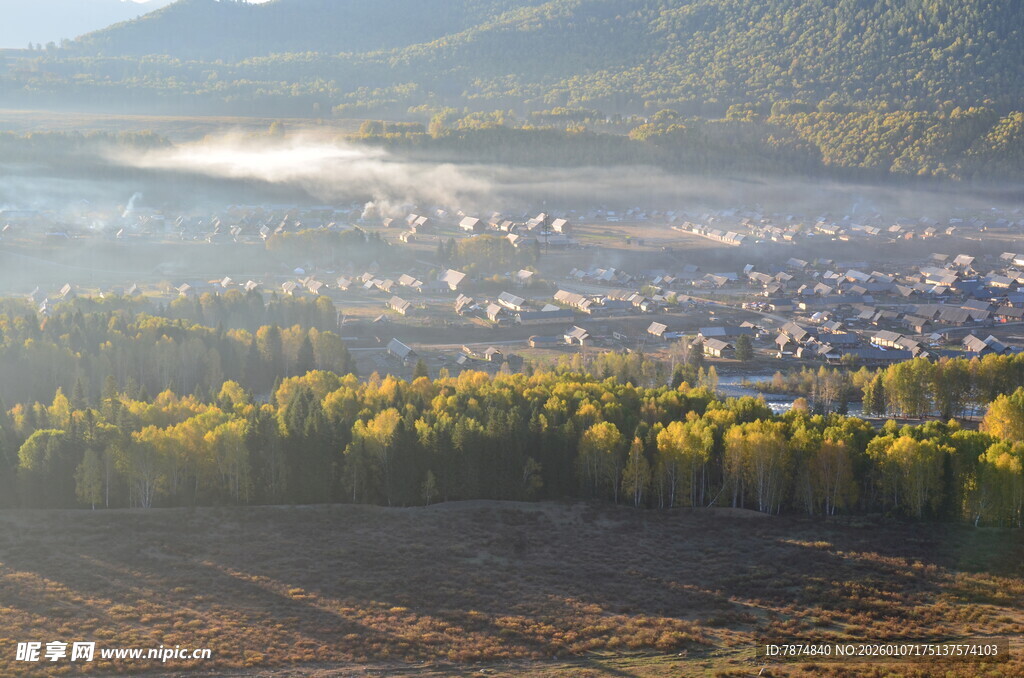 山间小镇秋景清新如画