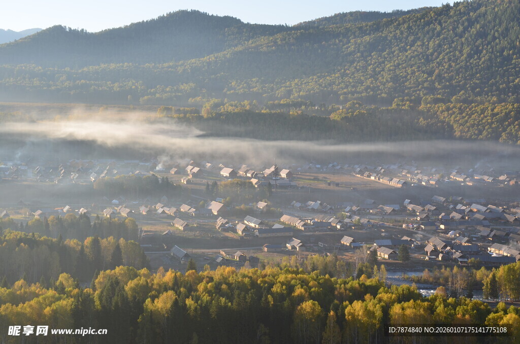 山间村落晨景秋色迷人